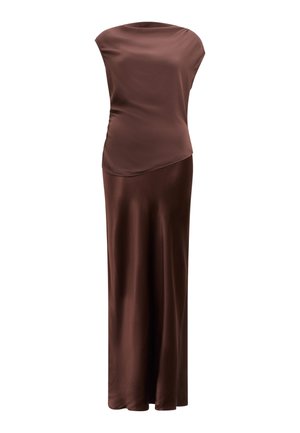 Robe longue en satin brun sans manches avec un col bateau haut et un détail asymétrique à la taille.