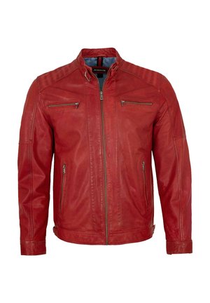 Rote Lederjacke mit Stehkragen, ausgestattet mit mehreren Reißverschlusstaschen und gerippten Schulterakzenten. Glatte Textur, taillierte Passform.