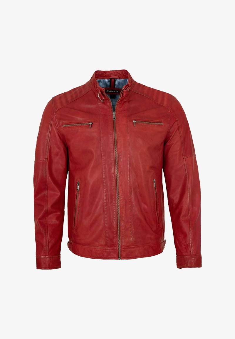 Rote Lederjacke mit Stehkragen, ausgestattet mit mehreren Reißverschlusstaschen und gerippten Schulterakzenten. Glatte Textur, taillierte Passform.