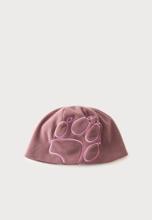 Mäkká beanie čiapka z fleecu v jemne fialovej farbe s vystúpeným ružovým obrysom veľkej zvieracej laby na prednej strane na jednofarebnom pozadí.