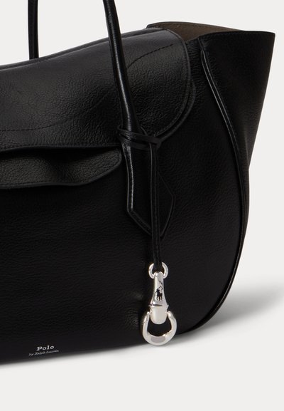 Bolso de mano negro de cuero con solapa frontal, asas finas y un cierre metálico plateado con un logo de un caballo y jinete.