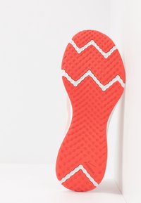 Suola della scarpa in un vivace corallo con un motivo a zigzag, con accenti bianchi. Superficie leggera e testurizzata per una migliore aderenza.