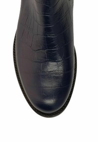 Marine lederen enkellaars met een gladde afwerking en krokodillenstructuurpatroon; duurzame zool met een gestikte randafwerking.