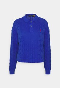 Maglione polo a maniche lunghe in blu con lavorazione a trecce, dotato di patta a due bottoni e polsi a costine. Presenta un piccolo logo sul petto.