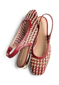 Zapatos planos slingback tejidos en rojo y beige con ribete trenzado y tacones cuadrados metálicos dorados, con la marca GIOSEPPO en las plantillas acolchonadas.