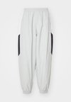 CLUB TRACK PANT - Spodnji deli trenirk - light smoke grey/white/black