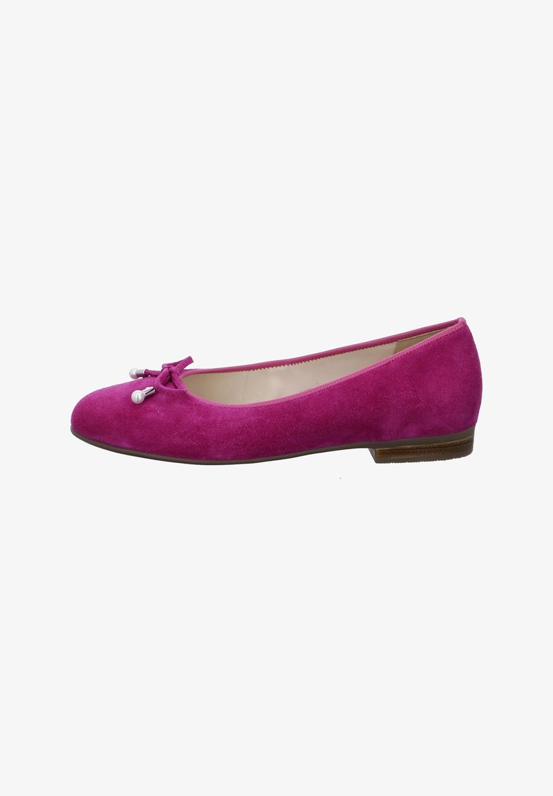 Ballerine en daim magenta avec un petit nœud et des accents de perles sur l'avant, ainsi qu'un petit talon en bois.