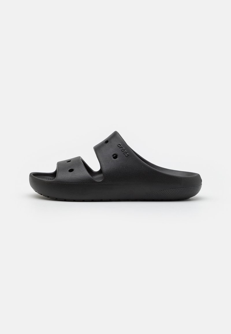 Črne slip-on klompe, izdelane iz lahkega materiala, z dvema širokima trakovoma z zračnimi odprtinami in teksturirano podplatom za oprijem.