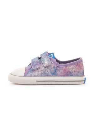 Zapatillas de malla en púrpura y azul con una puntera de goma blanca contrastante. Cuentan con dos tiras de Velcro y un diseño texturizado y colorido.