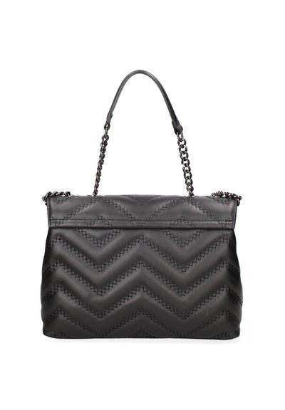 Zwarte gequiltte handtas met een chevronpatroon, voorzien van een kettingband en een vlakke bovenkant. Gemaakt van leer met een gladde textuur.
