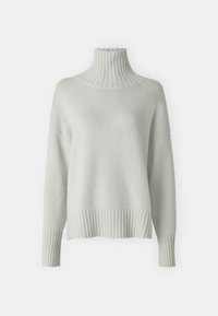 Pull en tricot gris clair avec un col haut côtelé, des épaules tombantes et des bords et poignets côtelés. Texture douce, coupe décontractée.