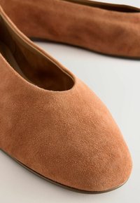 Next REGULAR FIT - FOREVER COMFORT  ROUND TOE - Ballerine - mottled brown