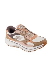 Scarpa da corsa Skechers in color beige, pesca e marrone. Caratterizzata da materiali in rete e suede, punta arrotondata, soletta bianca spessa e suola in gomma.