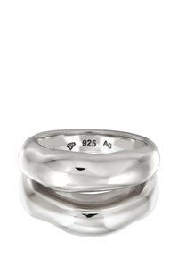 Sølvring med en glat, poleret overflade, der har sammenflettede bånd. Mærket med "925" for sterling sølvkvalitet.