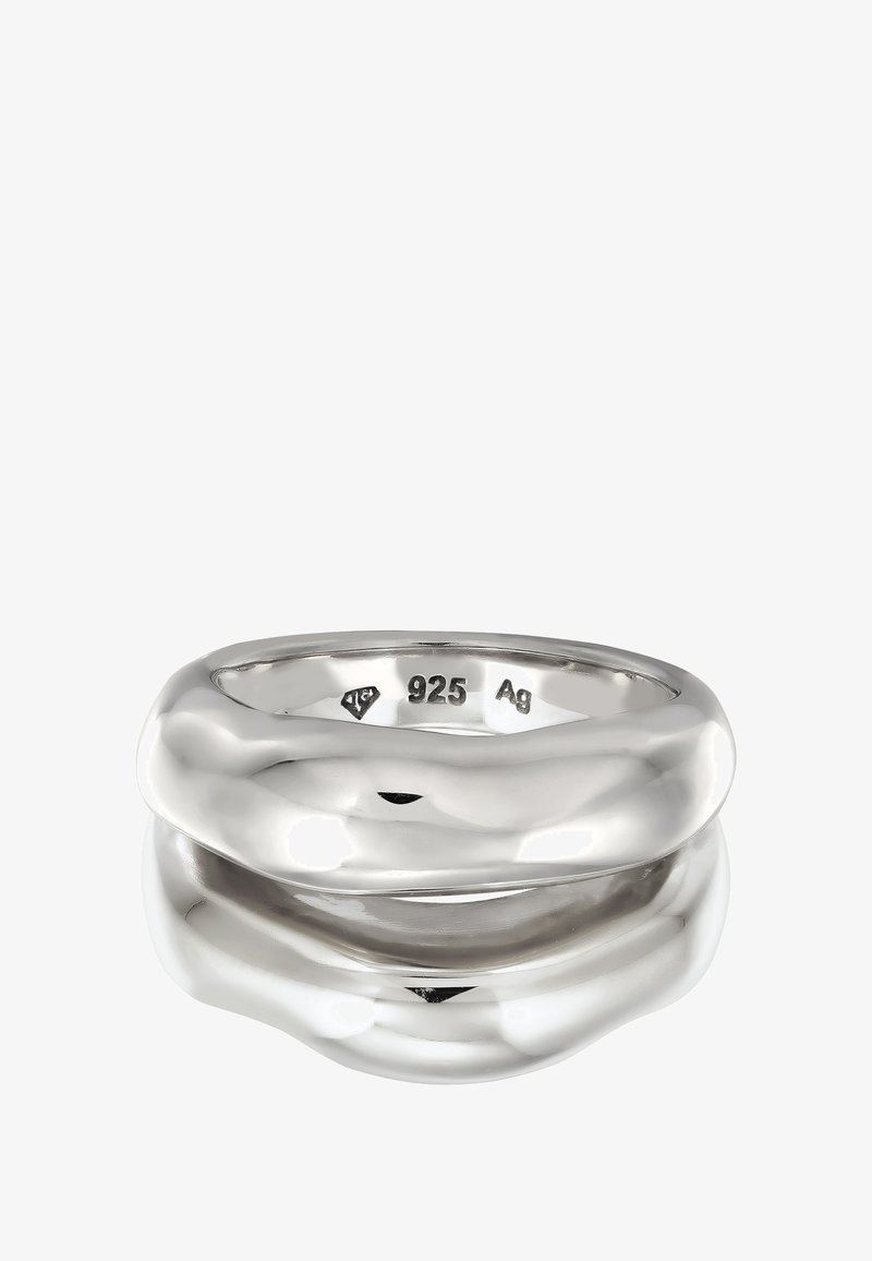 Silberring mit einer glatten, polierten Oberfläche, der sich kreuzende Bänder aufweist. Mit "925" für Sterlingsilber-Qualität gekennzeichnet.