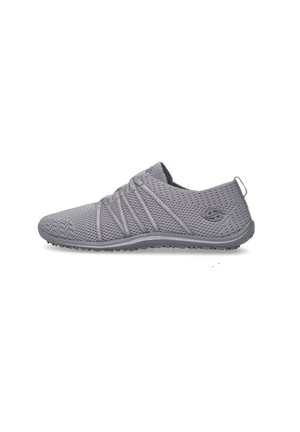 Leichter grauer Slip-On-Sneaker mit atmungsaktivem Strick-Obermaterial, elastischen Bändern über dem Spann und strukturierter Gummisohle für guten Halt.