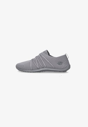 Leichter grauer Slip-On-Sneaker mit atmungsaktivem Strick-Obermaterial, elastischen Bändern über dem Spann und strukturierter Gummisohle für guten Halt.