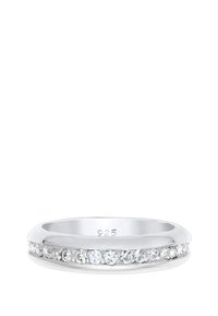 Sølv ring med en glat bænk og en række klare rundskårne cubic zirconia sten langs toppen. Mærket "925" for sterlingsølv.