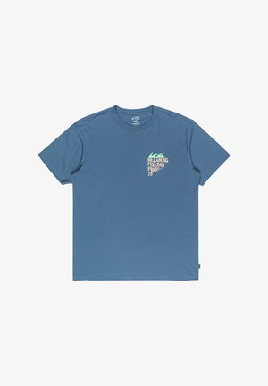 T-shirt en coton bleu à manches courtes, avec un graphisme à l'avant représentant des vagues et le texte "BILLABONG FEELING FREE 73" dans des couleurs pastel.