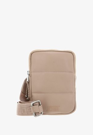 Sac bandoulière rectangulaire beige en cuir lisse, avec fermeture éclair, bandoulière réglable et détail de logo embossé sur le devant.