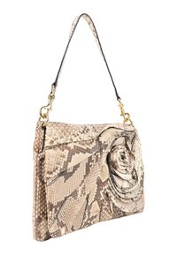 Sac à main beige et marron au motif peau de serpent, avec une bandoulière unique et un grand détail décoratif en forme de rose sur le devant.