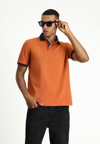 POLKA-DOT CONTRAST COLLAR REGULAR CUT RIBBED - Poloshirt - brick red