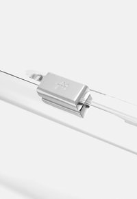 Metallisk penna med en elegant, avsmalnande design. Silverklämma med präglad logotyp. Blank pennkropp med slät textur som reflekterar ljus.