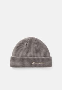 Grå strikket lue med ribbestruktur og brettet kant, med en liten brodert logo i en kontrastfarge.