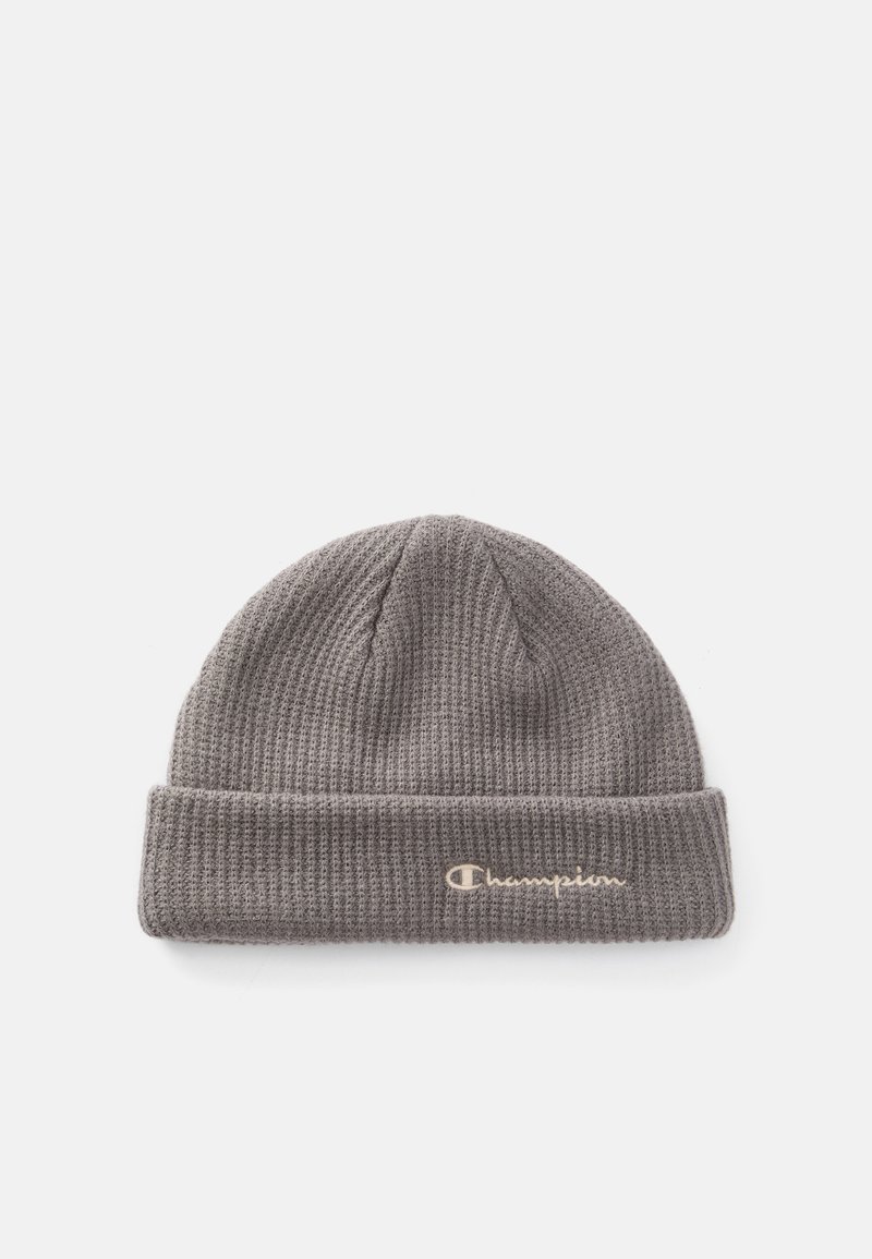Grijze gebreide beanie met een geribbelde textuur en een omgeslagen boord, voorzien van een klein geborduurd logo in een contrasterende kleur.