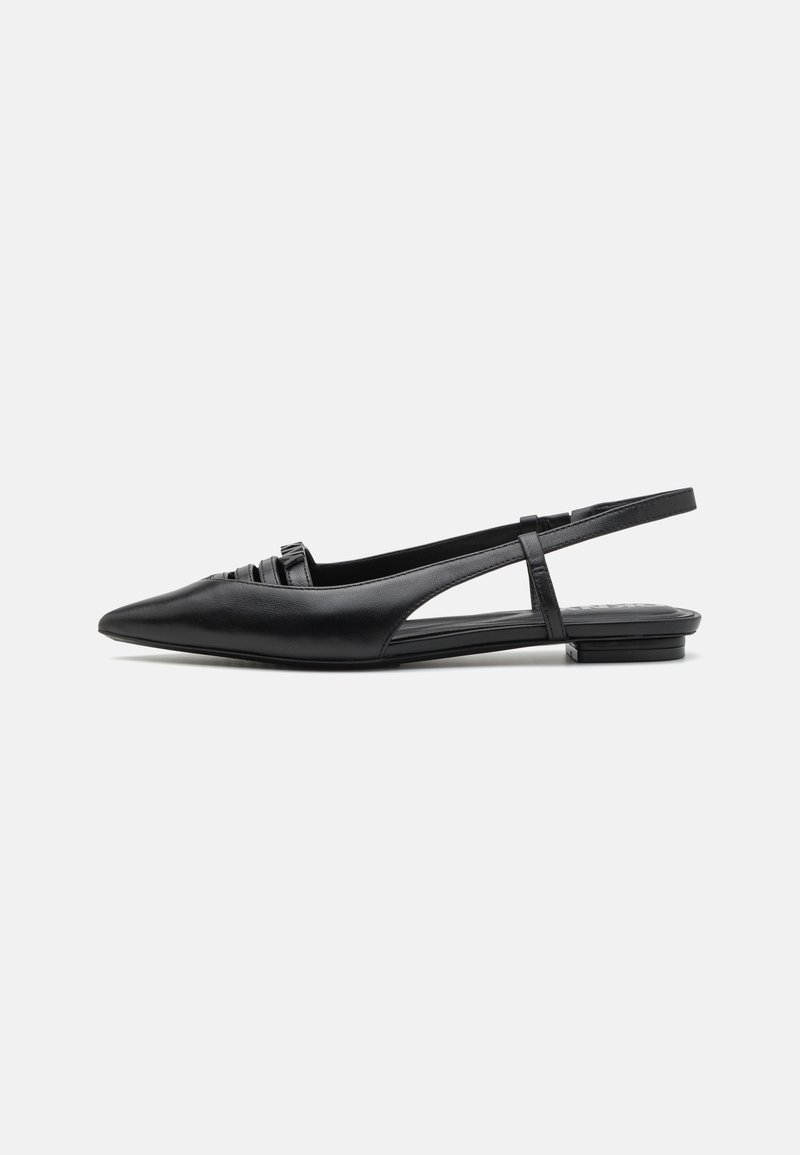 Sapato slingback em couro preto com bico fino, apresentando detalhes plissados na parte superior e um salto plano. Laterais abertas para maior respirabilidade.