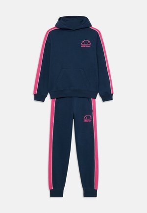 Marineblauwe hoodie met roze en witte zijstrepen, voorzien van een kangoeroezak en logo. Bijpassende broek heeft vergelijkbare strepen en logo.