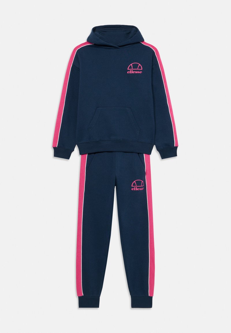 Námornícka modrá mikina s kapucňou s ružovými a bielymi pruhmi po stranách, so klokaniejším vreckom a logom. Zodpovedajúce nohavice majú podobné pruhy a logo.