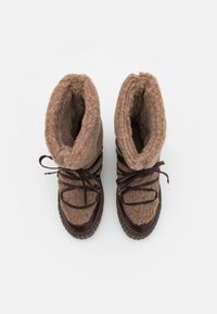 Braune Filz-Stiefeletten mit einem flauschigen Innenfutter, dunklen Lederakzenten und Schnürdesign verfügen über eine konturierte Sohle und strukturierten Oberflächen.