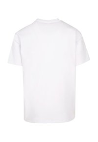 Hvit bomulls T-skjorte, kortermet, rund hals, avrundet bunnkant, ensfarget design uten mønstre eller grafikk, glatt tekstur.