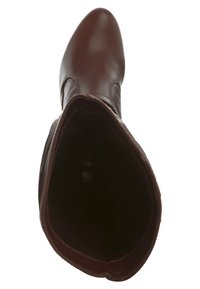 Bota de cuero marrón hasta la rodilla con un exterior liso, punta afilada y un eje ligeramente texturizado. El interior tiene un forro suave.