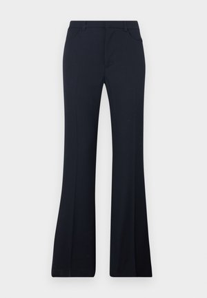 Uitlopende zwarte broek gemaakt van lichte stof, met een middelhoge taille, twee voorkruiken en een gladde textuur zonder patronen.