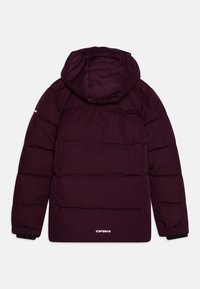 Bordo puffer jakna s kapuljačom, koja sadrži uzorke šavova, elastične manžete i logo naglasak na donjem prednjem dijelu. Meki, izolirani materijal.