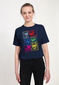 Mörkblå t-shirt med en färgglad grafik av sex karaktärsillustrationer i rosa, röd, grön, blå och gul rektangulära ramar.