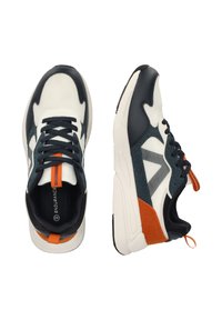Sneakers med en hvid mesh-overdel, marineblå læderdetaljer og orange elementer. Har et struktureret mønster på siden og en kraftig sål.