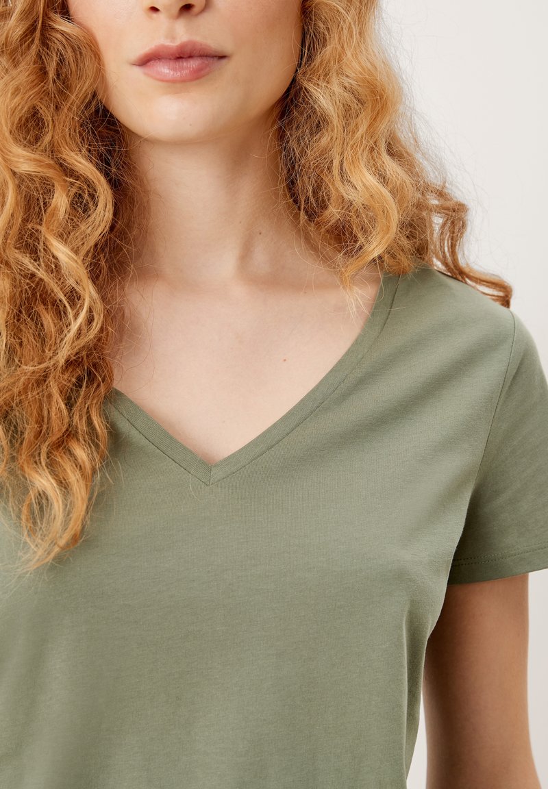 Damen T-Shirts | QS by s.Oliver T-Shirt basic khaki oliv/dunkelgrün - VU43660 Damen T-Shirts | QS by s.Oliver T-Shirt basic khaki oliv/dunkelgrün - VU43660
