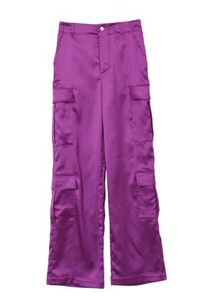 Lila Cargo-Hosen mit mehreren Klappen-Taschen, geradem Bein und Knopfverschluss an der Taille, auf einem weißen Hintergrund präsentiert.