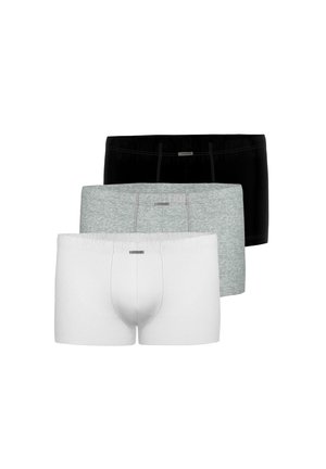 Drei Herren-Boxershorts in Weiß, Grau und Schwarz gestapelt mit Markenlabel am vorderen Bund, isoliert auf weißem Hintergrund.