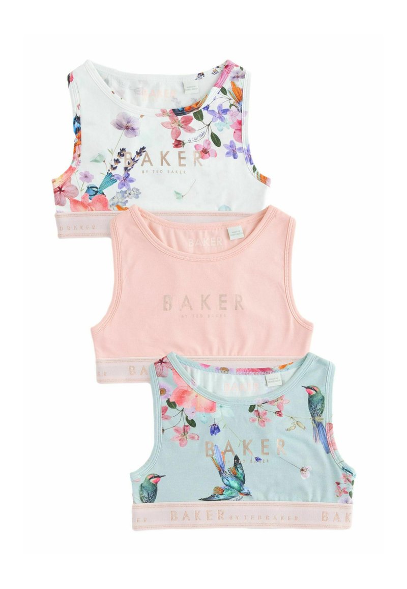 Tre crop tops stablet: en hvid med flerfarvet blomsterprint, en blød lyserød, og en lyseblå med fugle- og blomster mønster, alle mærket "BAKER."