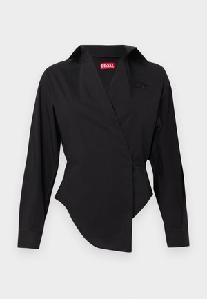 Camisa preta com efeito de folho em tecido liso, com gola pontiaguda, mangas compridas e bainha assimétrica. Logótipo Diesel bem visível.