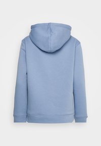 Felpa leggera blu mostrata di spalle, con maniche lunghe, cappuccio e polsini e orlo a coste.
