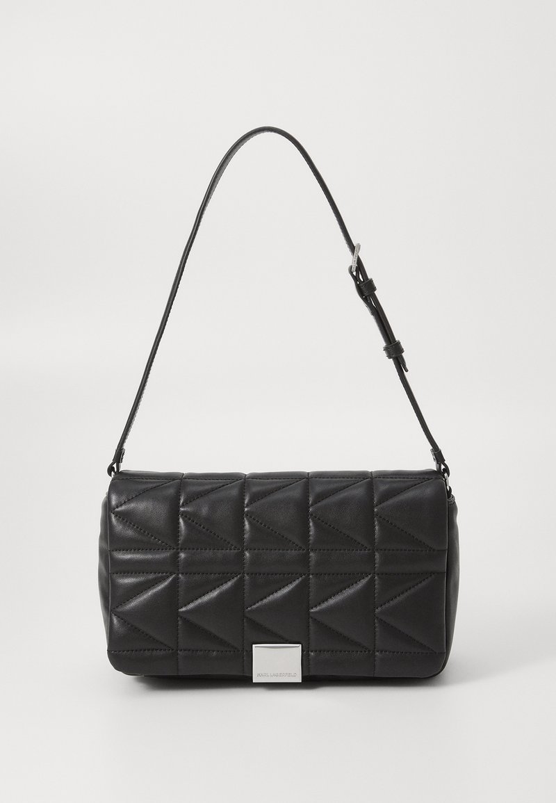 Sac d'épaule rectangulaire noir avec motif géométrique matelassé et sangle réglable, équipé d'un petit fermoir argenté à l'avant.