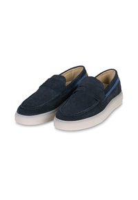 Mocassini blu scuro in suede con una texture liscia, un design cucito e una suola in gomma bianca. Presentano accenti blu sottili sul lato.