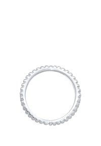 Bague en argent avec un anneau lisse et un design à bord festonné, dotée d'une finition polie et d'une forme circulaire.