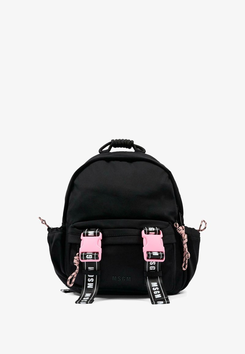 Zaino in nylon nero dalla forma arrotondata, con fibbie in plastica rosa e cinghie testurizzate. Marchio ben visibile sulle cinghie.