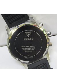 Retro orologio in acciaio inossidabile nero con accentuazioni argentate. Caratterizzato da resistenza all'acqua fino a 50 metri e numero di modello GW0708G1.